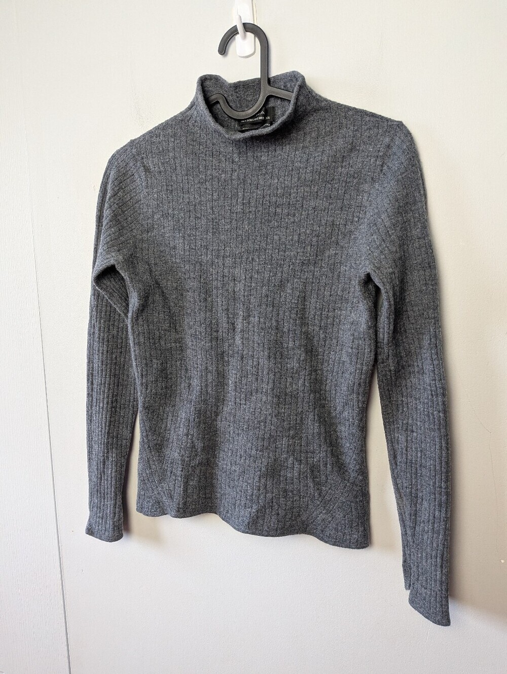TAHARI Women Long Sleeve Top Gray Color 100% Extra Fine Marino Wool Size Small